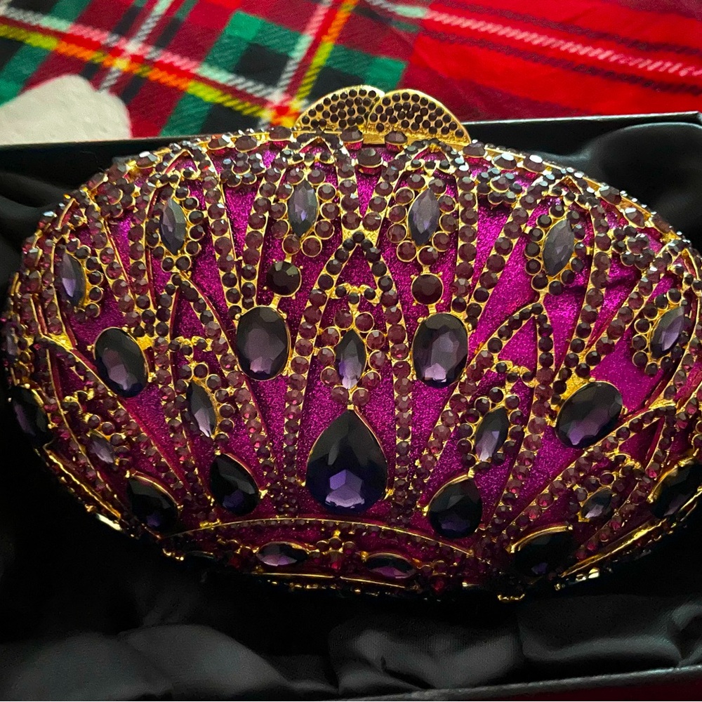 Stunning Vintage jeweled clutch / purse 💜